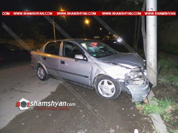 Երևանում բախվել են Mercedes-ն ու Opel-ը. վերջինս էլ բախվել է երկաթե էլեկտրասյանը (տեսանյութ)