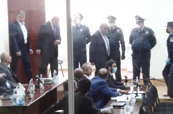 Решение по ходатайству о замене меры пресечения в отношении Роберта Кочаряна будет оглашено 13 мая (видео)