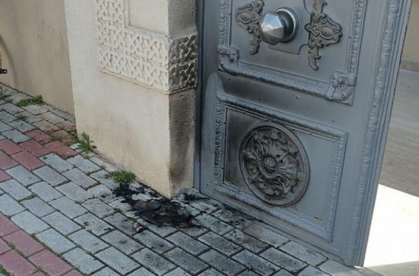 «Կորոնավիրուսը սրանք են բերել». Ստամբուլում փորձել են այրել հայկական Սուրբ Աստվածածին եկեղեցու դուռը
