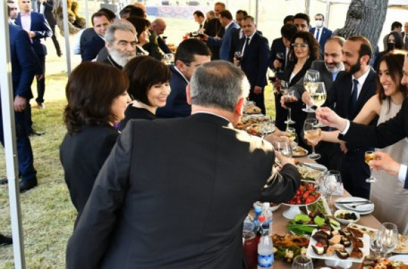 Մեկ էլ տեսնում եմ՝ քեֆ-ուրախություն են անում բարձրաստիճաններով՝ առանց դիստանցիա, առանց սահմանափակում