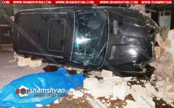 Երևանում 40-ամյա վարորդը BMW X5-ով բախվել է երկաթե ցանկապատերին, կոտրել դրանք․ փլուզել բնակչի քարե պարիսպն ու կողաշրջվել. վերջինս տեղում մահացել է