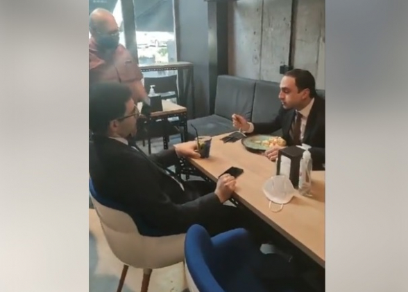 Ռուստամ Բադասյանը և Տիգրան Ավինյանը կրկին առանց դիմակի են սրճարանում (տեսանյութ)