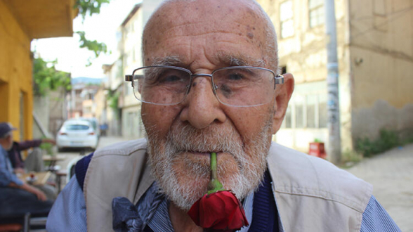 Թուրքիայի 89-ամյա քաղաքացին արդեն 62 տարի բերանում միշտ վարդ է պահում (լուսանկարներ)
