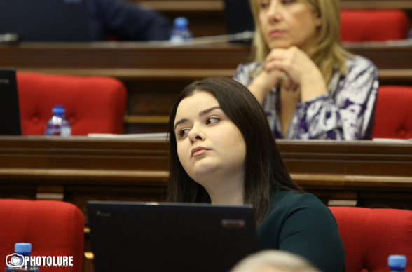 Պետք է արվեր առերես հարցաքննում՝ Սեդրակ Առուստամյանի՝ հորս և Պողոսյանի միջև, ինչը չի արվել․ պարոն դատախազ, դիտավորյա՞լ չեք հարցաքննել․ Նոռա Առուստամյանը՝ Արթուր Դավթյանին