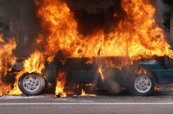 Վիլնյուսի փողոցի շենքերից մեկի մոտ այրվել է «Volkswagen Golf 3»-ը