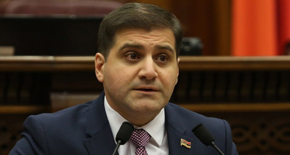 Նայում էիր՝ օպերային ձայնով տղա էր, բայց արագ կարողացավ տեղավորվել երրորդ մասցի Լյովիկի թևի տակ