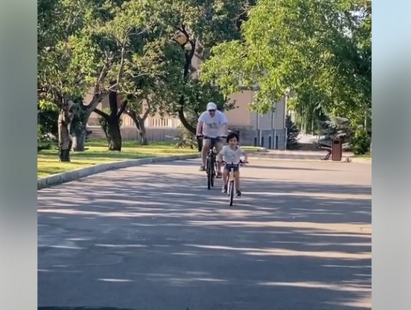 Роберт Кочарян катается с внуком на велосипеде