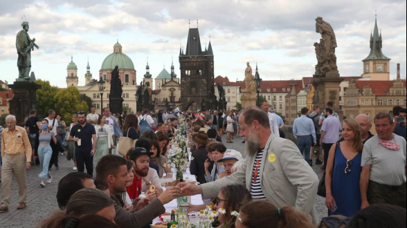 В центре Праги устроили застолье-прощание с коронавирусом