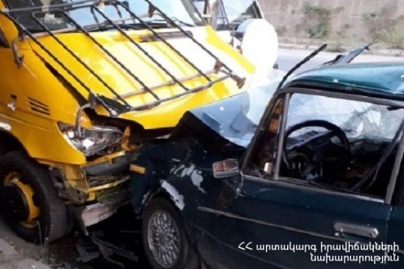Կապան քաղաքում «ՎԱԶ-2106» մակնիշի ավտոմեքենան բախվել է կայանած ավտոքարշակին․ կա տուժած