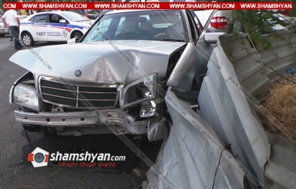 Երևանում 70-ամյա վարորդը Mercedes-ով բախվել է էլեկտրասյանն ու առաջ ընթանալով՝ բախվել կայանված Toyota-ին. կա վիրավոր