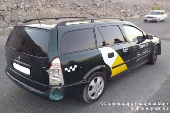 Երևան-Գյումրի ավտոճանապարհին «Opel Astra» մակնիշի ավտոմեքենան դուրս է եկել ճանապարհի երթևեկելի հատվածից և բախվել բետոնե արգելապատնեշին