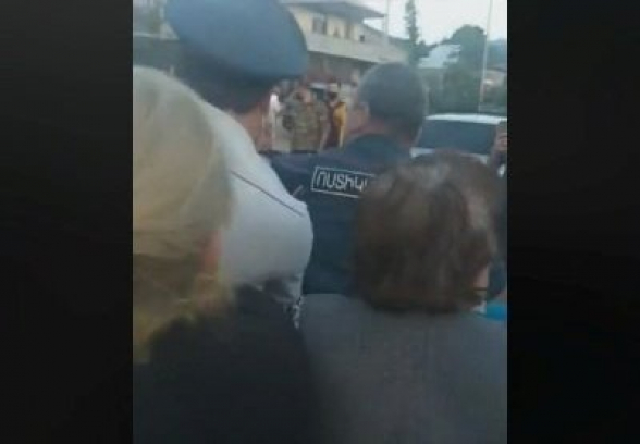 Ոստիկանների և տարեց քաղաքացիների միջև քաշքշուկ Ստեփանավանում դիմակ չկրելու համար (տեսանյութ)