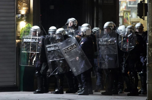 В Белграде на протестах ранили 10 полицейских