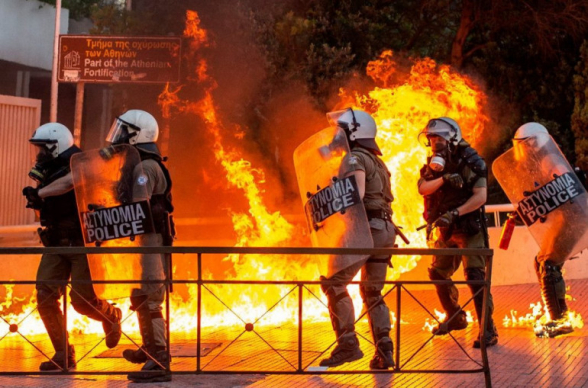 Հունաստանում հավաքների ազատությունը սահմանափակող օրենքի պատճառով անկարգություններ են տեղի ունեցել, ոստիկանությունն արցունքաբեր գազ է կիրառել