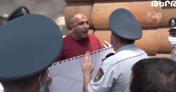 Ոստիկանները բերման ենթարկեցին Բաղրամյան 26-ի դիմաց բողոքի ակցիա անողներին (տեսանյութ)