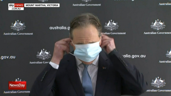 Глава минздрава Австралии не смог с первого раза надеть медицинскую маску