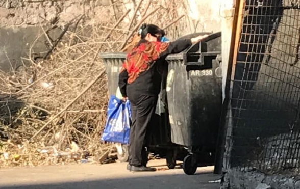 Կոմիտաս պողոտա, հենց հիմա. մինչ սրանք արտակարգ դրություն են երկարացնում, մարդիկ աղբամաններն են քչփորում՝ օրվա հաց գտնելու հույսով (լուսանկար)