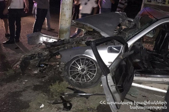 Գյումրի քաղաքում «Mercedes» մակնիշի ավտոմեքենան դուրս է եկել ճանապարհի երթևեկելի հատվածից և բախվել էլեկտրական սյանը․ կան տուժածներ