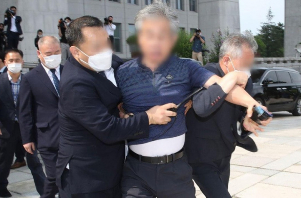 Հարավային Կորեայի խորհրդարանի մոտ տղամարդը հանել է կոշիկն ու նետել շենքից դուրս եկող երկրի նախագահի վրա