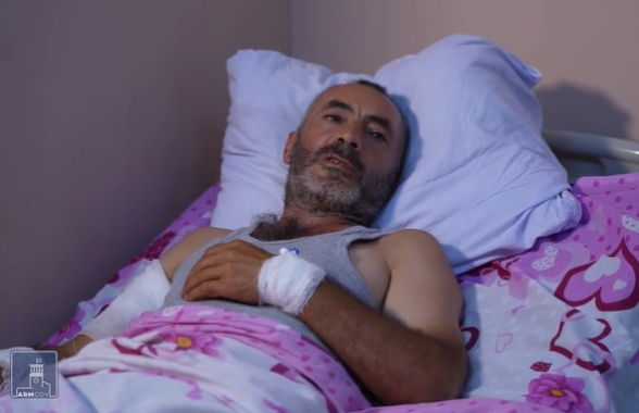 «Нас не сломить, нам некуда отступать – это наша родина»: раненый в результате обстрела ВС Азербайджана житель села Чинари (видео)