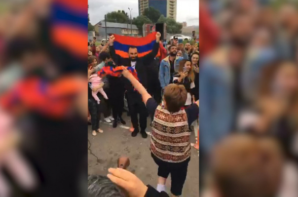 Ծիրանի վաճառքի հարցը լուծելուց հետո Մոսկվայում բնակվող հայերը քոչարի են պարել
