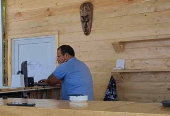 Այս նկարում պատգամավոր Հայկը փարթիի օրը ցերեկը դրամարկղն է ստուգում