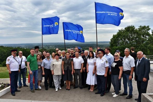 Оппозиция на Украине потребовала от Зеленского уволить недовольных зарплатой чиновников