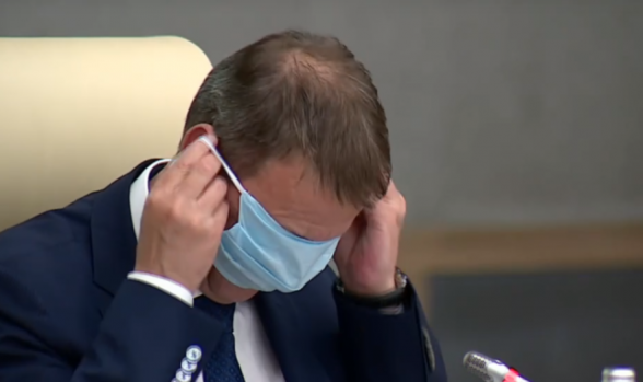 Мэр Барнаула попытался надеть медицинскую маску вместо очков
