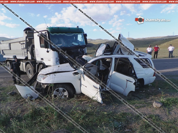 Սյունիքի մարզում բախվել են «Mercedes» բեռնատարն ու Toyota-ն. ընտանիքի 4 անդամները տեղում մահացել են