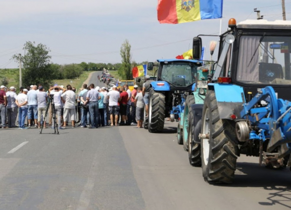 Протестующие в Молдавии фермеры блокируют дороги