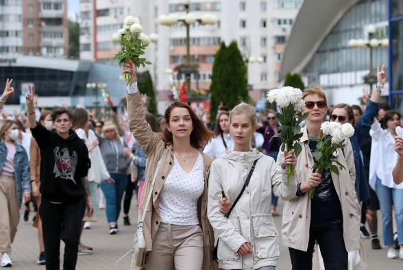 В Минске сотни девушек с белыми розами провели акцию в знак солидарности с оппозицией