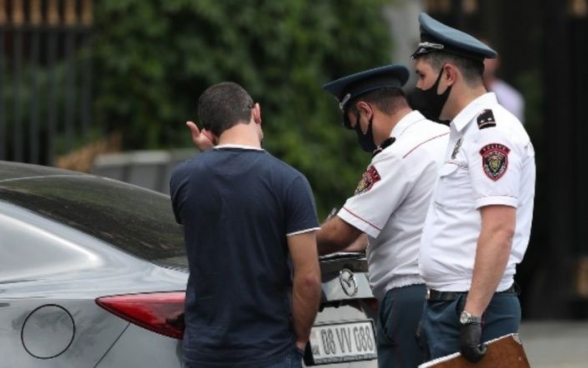 Ոստիկանությունը, այս պահի դրությամբ, շարունակում է տուգանել քաղաքացիներին՝ ավտոմեքենայում դիմակ չդնելու համար