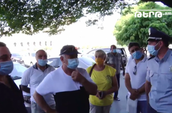 Հեղափոխության ժամանակ վարչապետն ասում էր ժողովրդին՝ սատարեք մեզ, հիմա ինքը մեզ չի սատարում. ՌԴ մեկնել ցանկացողները բողոքի ակցիա արեցին Կառավարության դիմաց (տեսանյութ)