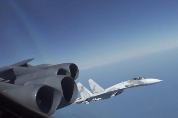Ռուսական Սու-27-ի՝ ամերիկյան ռմբակոծիչը որսալու տեսանյութը