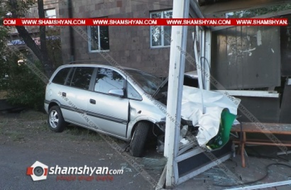 Երևանում Opel-ը բախվել է էլեկտրասյանն ու տրանսպորտային միջոցների համար նախատեսված կանգառին․ կա վիրավոր