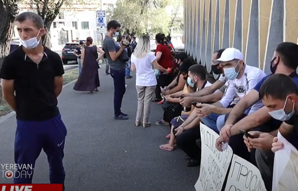 ՌԴ մեկնել ցանկացողների բողոքի ակցիան կառավարական առանձնատների մոտ (տեսանյութ)