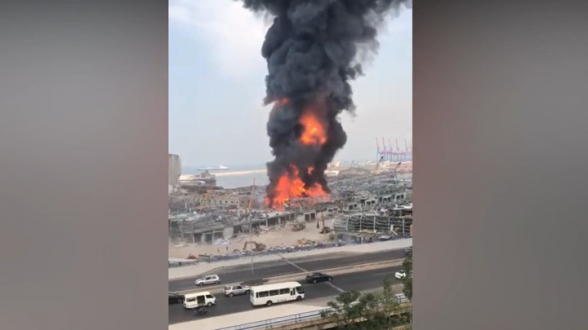 В порту Бейрута вспыхнул сильный пожар (видео)