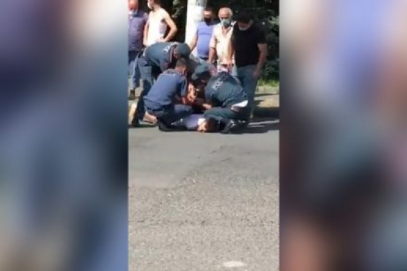Ոստիկանները բռնի ուժ են գործադրել դիմակ չկրող քաղաքացու նկատմամբ