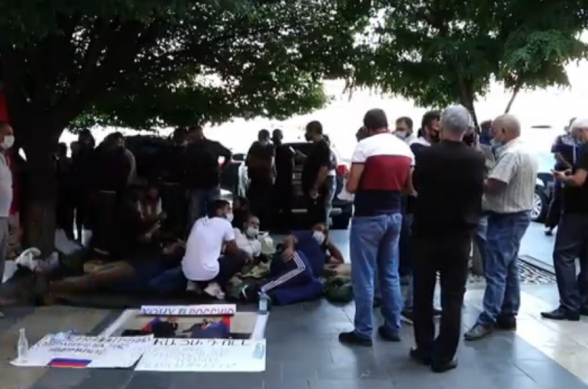 Акции протеста перед зданием Правительства РА (видео)