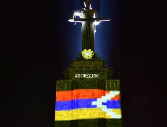 Գիշերը Մայր Հայաստանի արձանը լուսավորվել էր Արցախի դրոշով (լուսանկար)