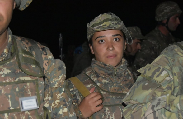 Ինքը Ապրիլյան քառօրյայի զոհված հերոս Ռաֆիկ Հակոբյանի քույրն է՝ Անին, ով եղբոր վրեժը սրտում կամավորագրվել է ու մեկնել ռազմաճակատ