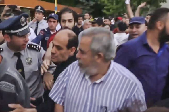 Վարանգաթաղ (Լուլասազ) կոչվող բարձունքը վերադարձրած կամավորական շարժման ղեկավարը թոռների հետ զբոսնող այն նույն Հրանտ Մարգարյանն է, որի վրա հարձակվել էր ժեխը Օպերայի հատվածում