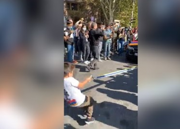 Փոքրիկ դյուցազունը 2 մատով քաշում է ավտոմեքենան. ակցիայի միջոցները նվիրաբերվում է բանակին. Արծրուն Հովհաննիսյան (տեսանյութ)