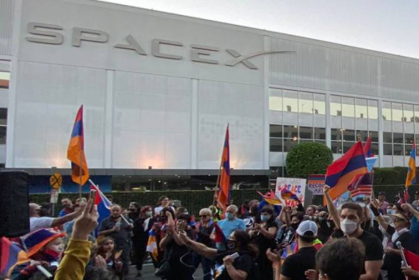Армяне провели акцию протеста перед штаб-квартирой «SpaceX» с требованием отменить сделки с Турцией