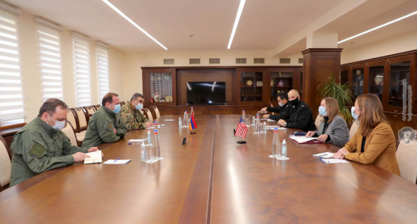 Министр обороны Давид Тоноян принял посла США в Армении Линн Трейси