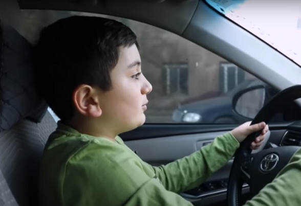 11-ամյա Աշոտը մեքենան ինքնուրույն վարելով Արցախից Երևան է հասցրել ընտանիքին և հարևաններին