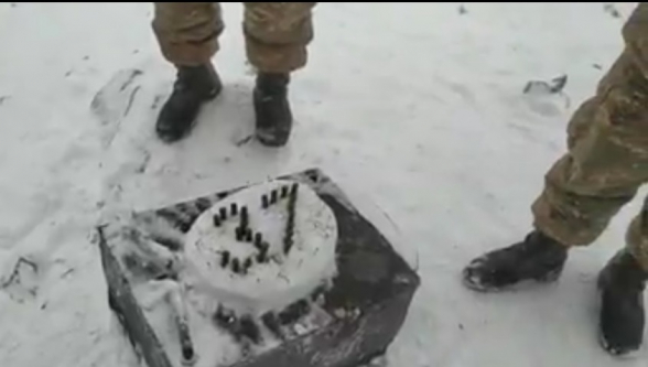 Вместо торта – снег, вместо свеч – патроны: на передовой поздравили солдата с днем рождения