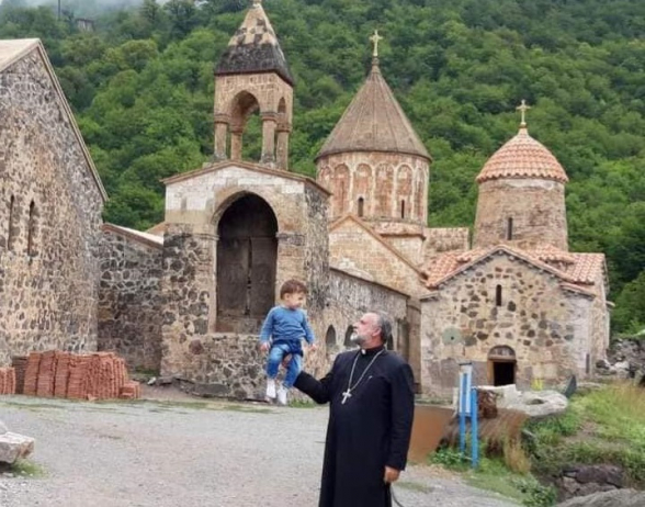 Настоятель Дадиванка перевезет хачкары, крест и колокола монастыря в Армению