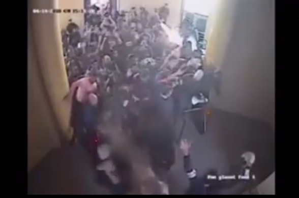Կից ներկայացված տեսանյութում Փաշինյանը, իր հրոսակախումբը, հավաքի իրական մասնակիցները ներխուժում են ՀՌԱՀ շենք, կոտրում դռներ, վնասում գույք