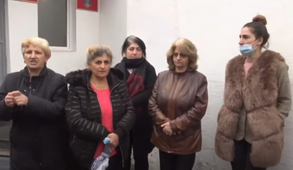 Родственники пропавших без вести военнослужащих проводят акцию протеста в Эчмиадзине (видео)